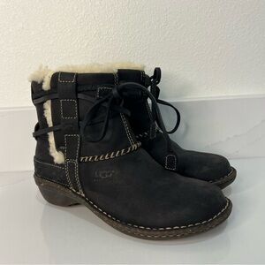 UGG Australia Cove Ankle Boots Black Leather Suede Sheepskin Wrapped Lace Sz 6